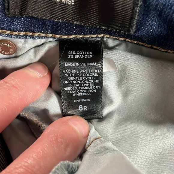 Express size 6 dark wash destress mid-rise jegging
jeans - Picture 14 of 14